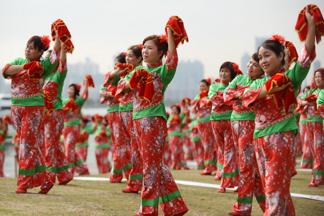 [Photo] Hơn 1.000 phụ nữ lập kỷ lục thế giới về số người nhảy Yangge ảnh 1