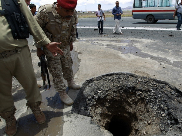 Liên quân Saudi Arabia oanh tạc sân bay quốc tế ở thủ đô Yemen ảnh 1