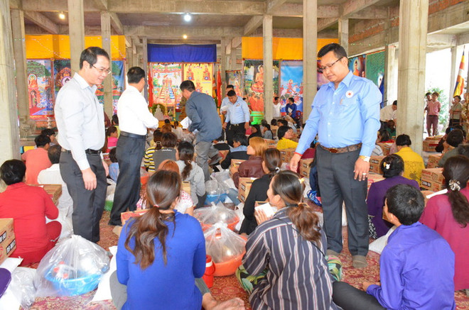 Cứu trợ bà con người Việt và người Campuchia bị hỏa hoạn ảnh 1
