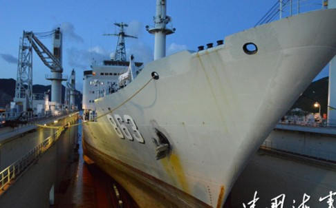 Trung Quốc hạ thủy ụ tàu tự hành có thể sửa tàu chiến trên biển ảnh 1