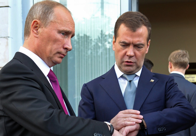 Ông Putin và Medvedev tự nguyện cắt giảm lương cá nhân ảnh 1