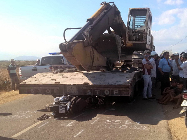 Xe container cán tiếp qua người nạn nhân sau khi gây tai nạn ảnh 1