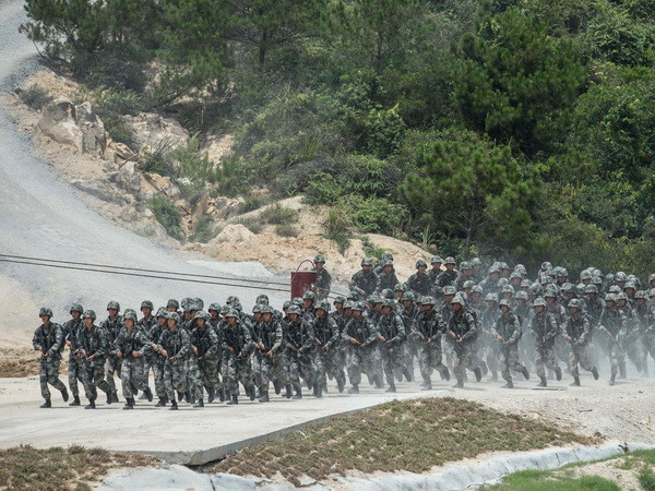 Quân đội Trung Quốc diễn tập bắn đạn thật tại Hong Kong ảnh 1