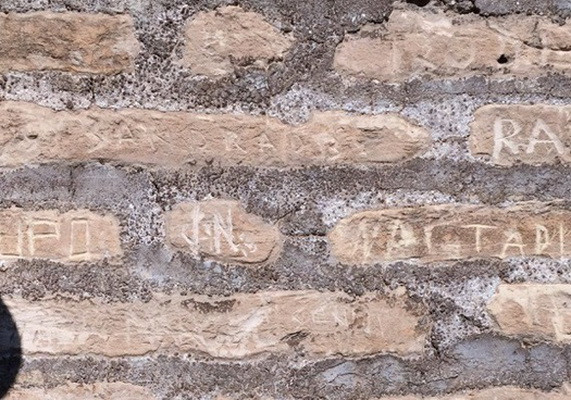 Hai du khách Mỹ bị bắt vì khắc tên lên đấu trường Colosseo ảnh 1