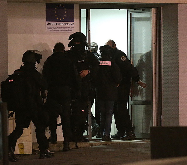 Pháp vây bắt 2 nghi phạm tấn công tòa soạn báo Charlie Hebdo ảnh 1