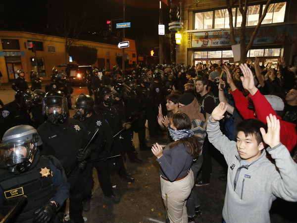 Biểu tình phản đối cảnh sát tại Mỹ tiếp tục diễn biến phức tạp ảnh 1