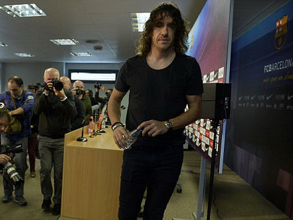 Carles Puyol tuyên bố chia tay, nội bộ Barcelona chia rẽ ảnh 1