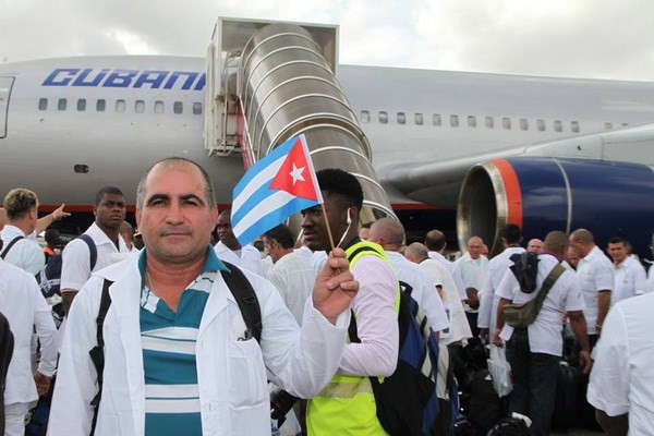 Các nhân viên y tế Cuba tới Sierra Leone hỗ trợ dập dịch Ebola. (Nguồn: www.un.org) UNESCO đề cao vai trò của Cuba trong cuộc chiến chống Ebola ảnh 1