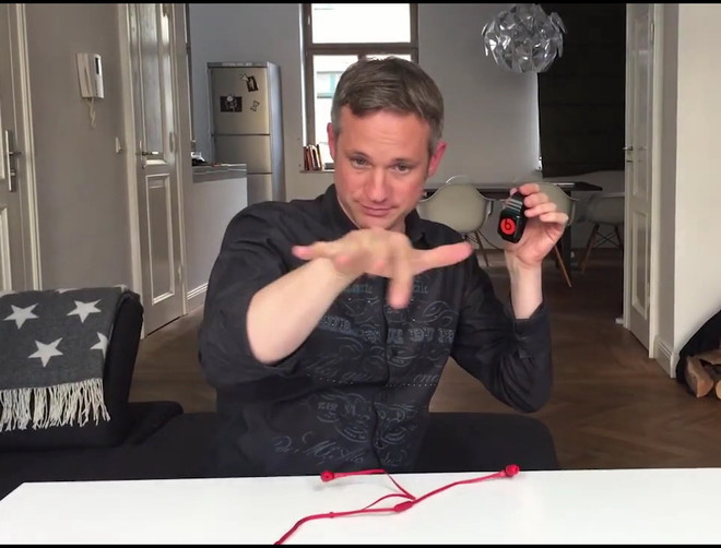 [Video] "Phù thủy iPad" Simon Pierro biểu diễn với chiếc Apple Watch ảnh 1