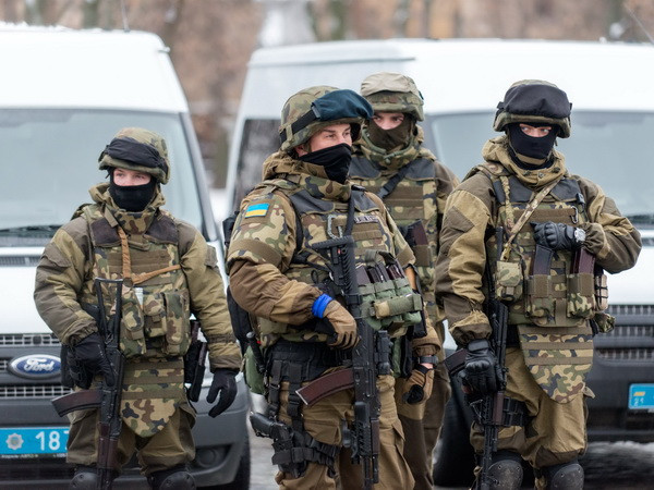 Người dân Ukraine đồng loạt trốn tổng động viên quân sự ảnh 1