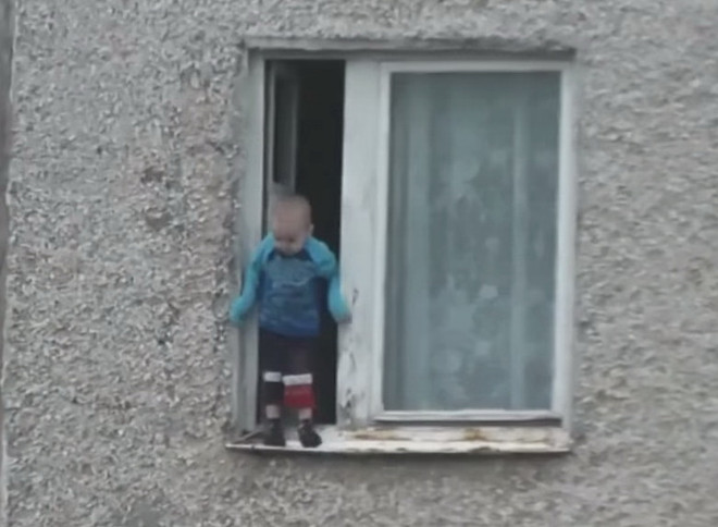 [Video] Thót tim em bé nghịch ngợm treo mình ngoài cửa sổ tầng 8 ảnh 1