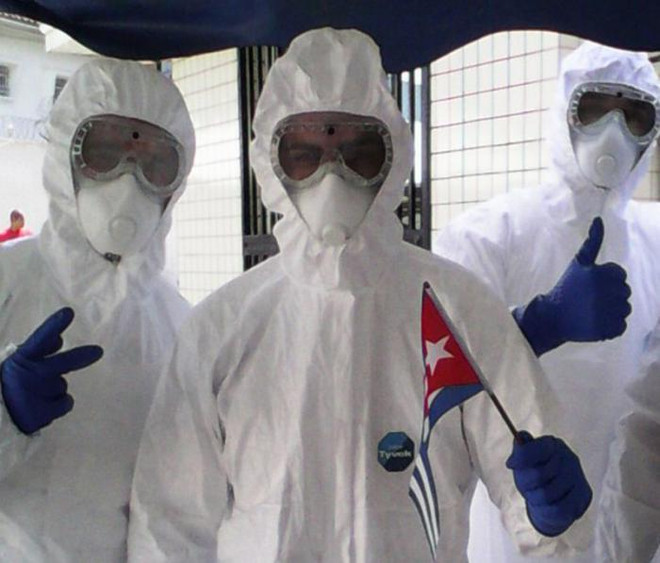 Bác sỹ Cuba cứu sống hàng trăm bệnh nhân nhiễm virus Ebola ảnh 1