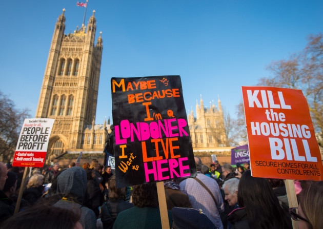 Anh: Hàng nghìn người tuần hành phản đối chính sách nhà ở ảnh 1