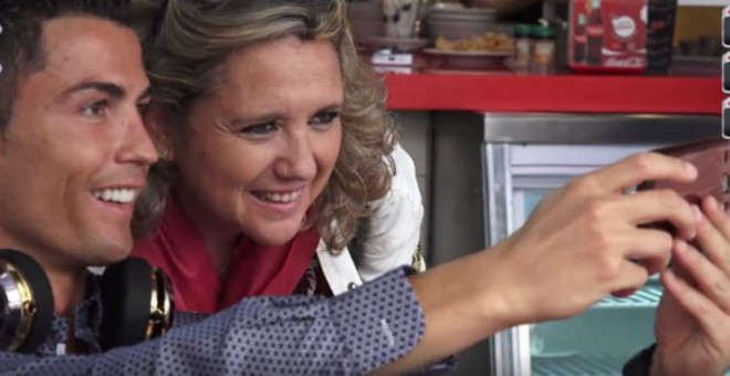 [Video] Sự lịch thiệp của Ronaldo khiến các fan nữ ngỡ ngàng ảnh 1