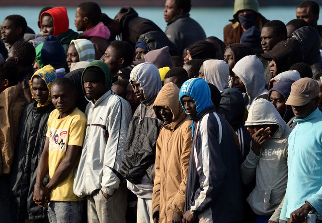 Dòng người nhập cư trái phép qua đường biển tiếp tục đổ về Italy ảnh 1