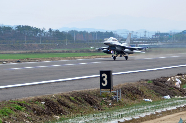 Máy bay chiến đấu KF-16 của quân đội Hàn Quốc gặp nạn ảnh 1