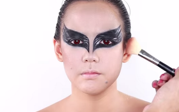 Hóa thân thành nàng thiên nga đen huyền bí cho ngày Halloween ảnh 10