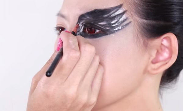 Hóa thân thành nàng thiên nga đen huyền bí cho ngày Halloween ảnh 9