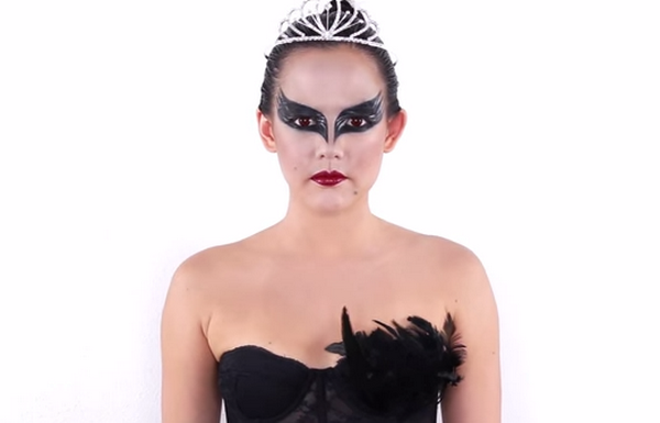 Hóa thân thành nàng thiên nga đen huyền bí cho ngày Halloween ảnh 13