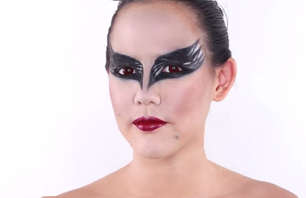 Hóa thân thành nàng thiên nga đen huyền bí cho ngày Halloween ảnh 12