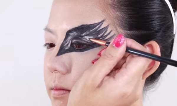 Hóa thân thành nàng thiên nga đen huyền bí cho ngày Halloween ảnh 8