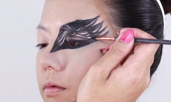 Hóa thân thành nàng thiên nga đen huyền bí cho ngày Halloween ảnh 7