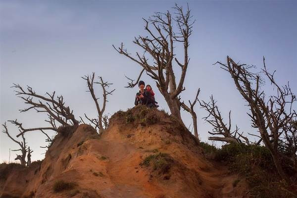 Địu con trên lưng, hai nhiếp ảnh gia chụp ảnh vòng quanh thế giới ảnh 3