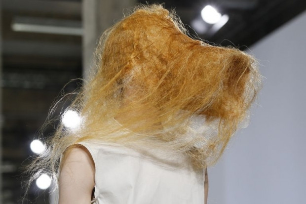 Ống tóc che mặt và mốt vẽ mặt tung hoành trên sàn catwalk Paris ảnh 1