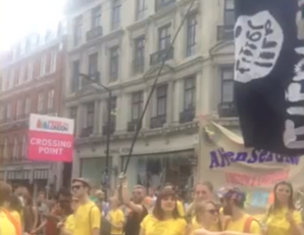 Phóng viên CNN nhầm cờ quảng cáo đồ chơi tình dục với cờ của IS ảnh 1