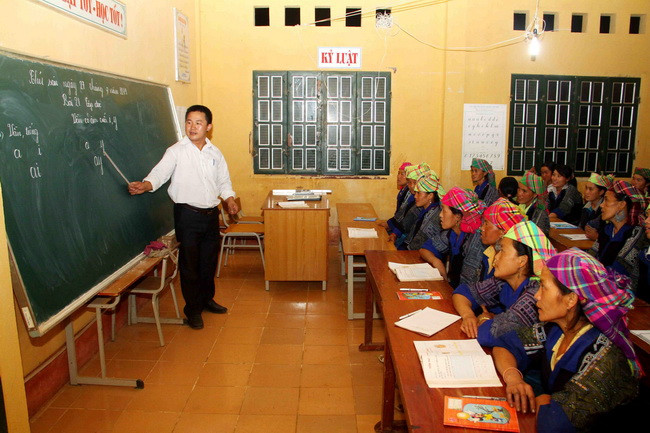 [Photo] Lớp học xóa mù chữ buổi tối cho đồng bào Mù Cang Chải ảnh 1