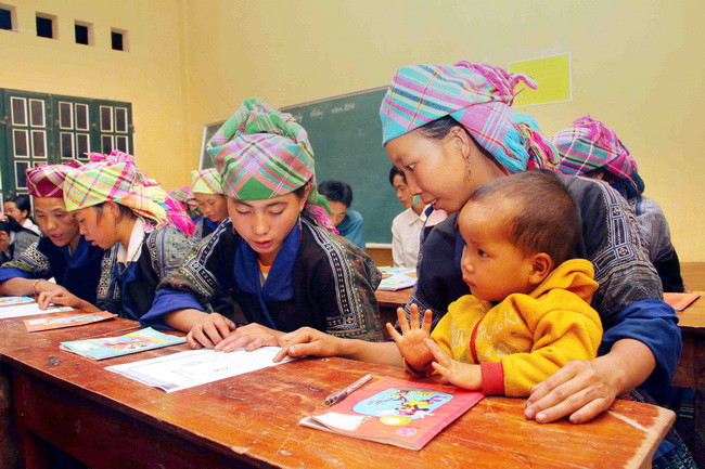 [Photo] Lớp học xóa mù chữ buổi tối cho đồng bào Mù Cang Chải ảnh 3