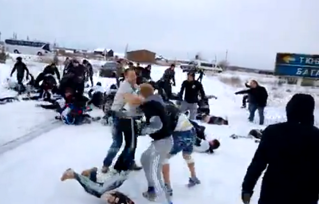 [Video] Cổ động viên bóng đá ẩu đả đẫm máu ở thủ đô Moscow ảnh 1