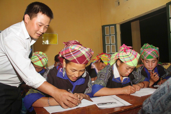 [Photo] Lớp học xóa mù chữ buổi tối cho đồng bào Mù Cang Chải ảnh 2
