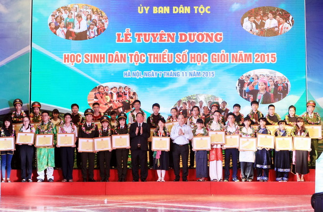 Vinh danh 122 học sinh dân tộc thiểu số học giỏi năm 2015 ảnh 1