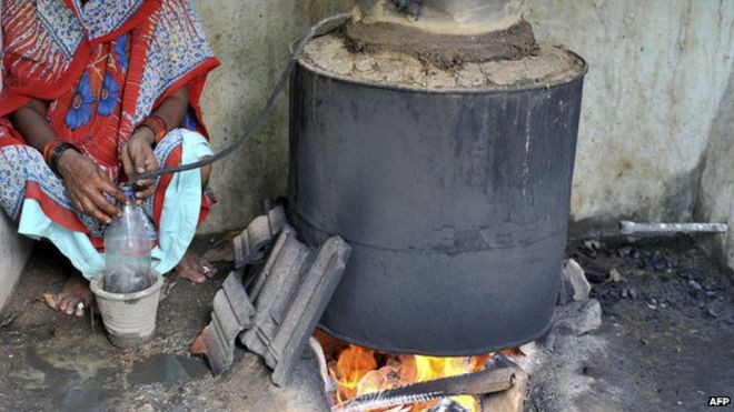 Ấn Độ: Hơn 30 người thiệt mạng do ngộ độc rượu giả ảnh 1