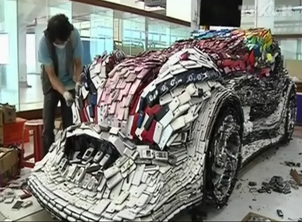 [Video] Cận cảnh siêu xe độc đáo làm từ điện thoại di động cũ ảnh 1