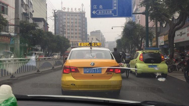 Ông chồng chịu chơi bao toàn bộ taxi trên phố để xin lỗi vợ ảnh 1