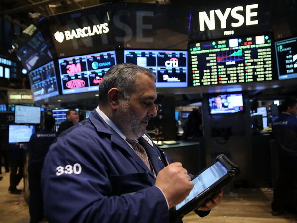 Chứng khoán Mỹ khởi sắc nhờ Fed chưa vội nâng lãi suất ảnh 1