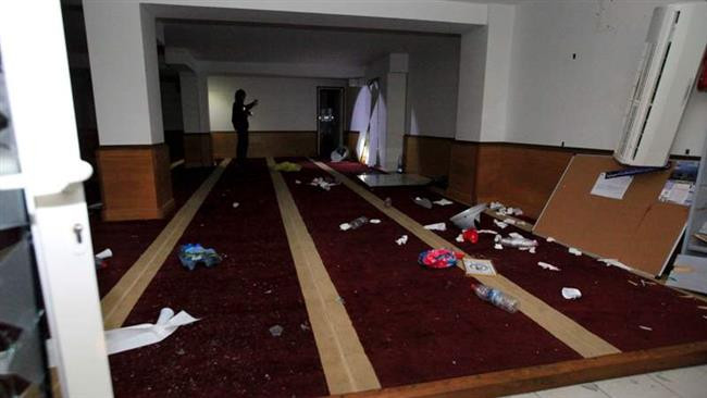 Pháp: Người biểu tình đốt phá khu cầu nguyện của người Hồi giáo ảnh 1