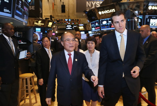 Chủ tịch Quốc hội Nguyễn Sinh Hùng thăm sàn chứng khoán New York ảnh 1