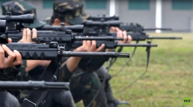 Lính bắn tỉa Trung Quốc "khoe" kỹ năng dưới trời mưa tầm tã ảnh 1