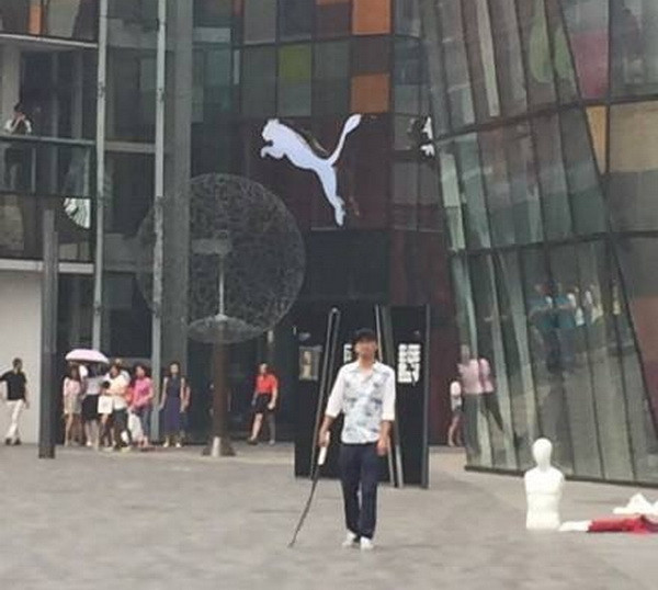 Trung Quốc: Phụ nữ ngoại quốc bị tấn công dã man bằng kiếm Nhật ảnh 2