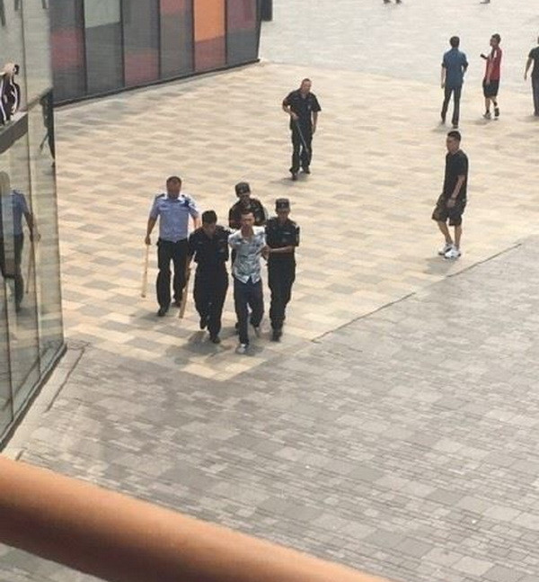 Trung Quốc: Phụ nữ ngoại quốc bị tấn công dã man bằng kiếm Nhật ảnh 3