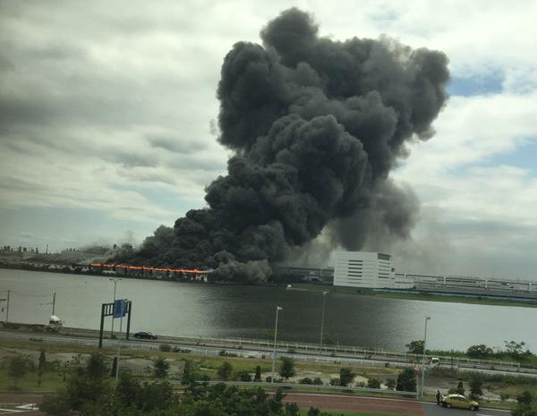 Cháy lớn tại nhà máy thép gần sân bay Haneda ở thủ đô Tokyo ảnh 1