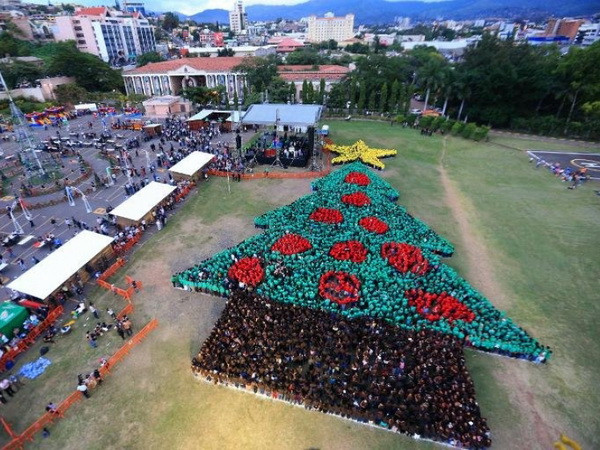 Honduras: Hơn 2.900 người xếp hình cây thông lớn nhất thế giới ảnh 1