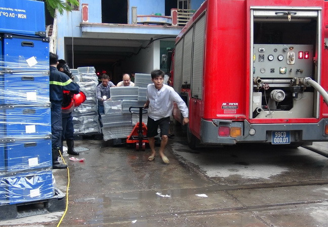 [Photo] Bắc Ninh: Cháy lớn ở khu công nghiệp, khói cao hàng chục mét ảnh 3
