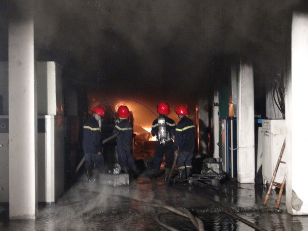 [Photo] Bắc Ninh: Cháy lớn ở khu công nghiệp, khói cao hàng chục mét ảnh 2