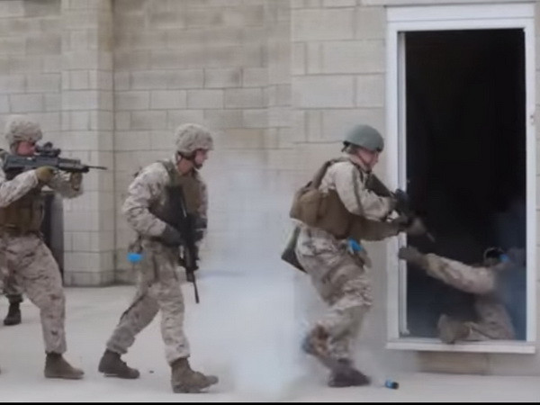 [Video] Chết cười với hai anh lính Mỹ "vụng nhất lịch sử" ảnh 1