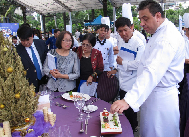 [Photo] Bếp trưởng 5 sao và “Bàn tiệc Giáng sinh và năm mới” ảnh 1