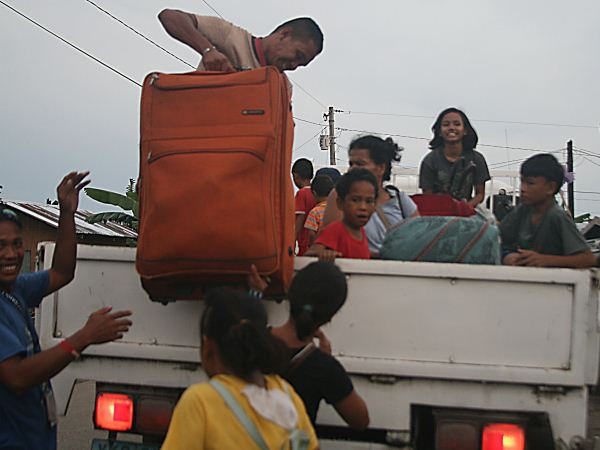 Hơn nửa triệu người Philippines sơ tán tránh bão Hagupit ảnh 1